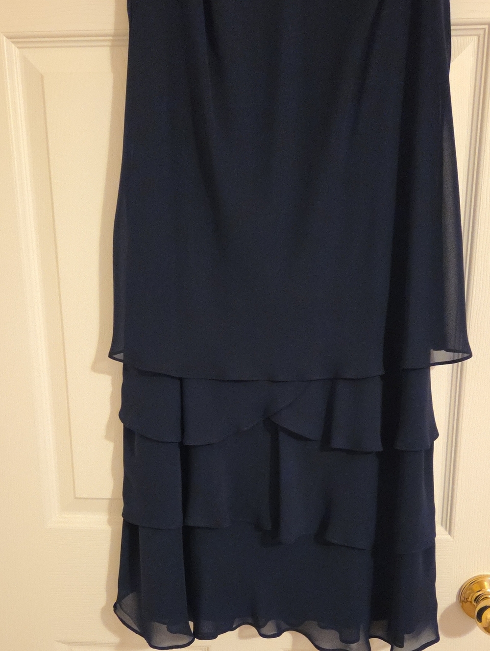 SEQUINS & RUFFLES - Picture 5 of 9